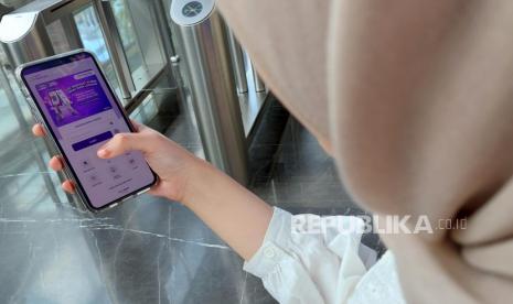 Pekerja membuka aplikasi Bank Muamalat saat peluncuran fitur pembukaan rekening online di Jakarta.PT Bank Muamalat Indonesia Tbk memacu penyaluran pembiayaan di segmen korporasi, baik melalui skema sindikasi maupun bilateral. Terbaru, Bank Muamalat memimpin penyaluran pembiayaan sindikasi kepada PT CIMB Niaga Auto Finance (CNAF) senilai Rp 700 miliar.