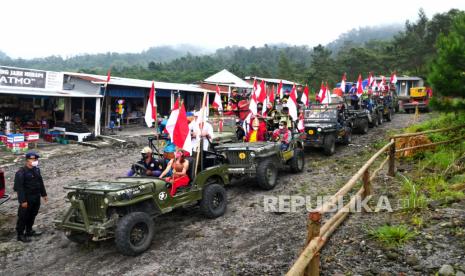 Anggota Brimob bersama mahasiswa dari Aliansi Mahasiswa Nusantara menggunakan baju adat naik jip wisata menuju lokasi upacara Hari Sumpah Pemuda di Bungker Kali Adem, Cangkringan, Sleman, Yogyakarta, Kamis (28/10). Sebanyak 28 mahasiswa dengan baju adat dan anggota Brimob Gondowulung mengadakan upacara menyambut Hari Sumpah Pemuda. Pada tahun ini mengangkat tema dengan semangat sumpah pemuda, menjunjung tinggi sportifitas diri masa pandemi. Upacara peringatan ini bisa dilakukan saat pandemi Covid-19 dengan menggunakan protokol kesehatan Covid-19 ketat.