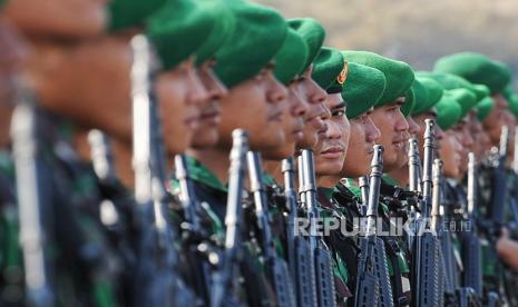 Prajurit TNI mengikuti Apel Gelar Pasukan Operasi  Pengamanan VVIP Pelantikan Presiden dan Wakil Presiden RI Tahun 2024 di lapangan Monumen Nasional (Monas), Jakarta, Jumat (18/10/2024).