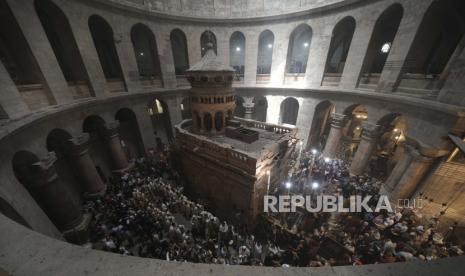 Pendeta Kristen Ortodoks di Gereja Makam Suci, tempat di mana orang Kristen percaya Yesus Kristus disalibkan, dikuburkan dan dibangkitkan, di Yerusalem, Minggu, 17 April 2022