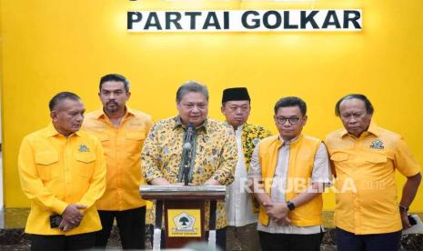 Ketua Umum Partai Golkar, Airlangga Hartarto (tengah). Ketum Airlangga mengaku Golkar sudah berkomunikasi dengan putra Jokowi, Gibran.