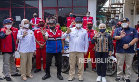 Menteri Energi dan Sumber Daya Mineral (ESDM) Arifin Tasrif (ketiga kanan depan) didampingi Direktur Utama PT Pertamina Nicke Widyawati (kedua kanan) dan Kepala Badan Pengatur Hilir Minyak dan Gas Bumi Erika Retnowati (kedua kiri) berfoto bersama Satgas Pertamina usai meninjau area Stasiun Pengisian Bahan Bakar Umum (SPBU) di Rest Area KM 62 B, Karawang, Jawa Barat, Jumat (22/4/2022). Kunjungan Menteri ESDM tersebut dalam rangka memeriksa kesiapan Pertamina dalam menjalankan Satuan Tugas Ramadan dan Idul Fitri (Satgas Rafi) 2022 seperti pelayanan ekstra, stok BBM dan unit pengisian BBM dalam keadaan darurat. 