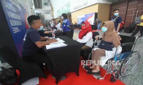 Warga mendaftar ulang di Sentra Vaksinasi Bersama BUMN di Mal Grand City, Surabaya, Jawa Timur, Ahad (28/3/2021). Sentra Vaksinasi Bersama BUMN tersebut merupakan bentuk komitmen dari Kementerian BUMN yang menggandeng kementerian kesehatan dan pemerintah daerah untuk melakukan percepatan program vaksinasi nasional COVID-19 tahap II dengan sasaran lansia dan pekerja layanan umum. 