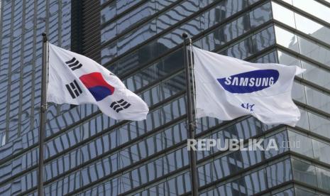 Bendera dengan logo Samsung (kanan). Saham Samsung Electronics, produsen chip memori terbesar di dunia, anjlok ke level terendah dalam empat tahun terakhir pada Rabu (13/11/2024). 