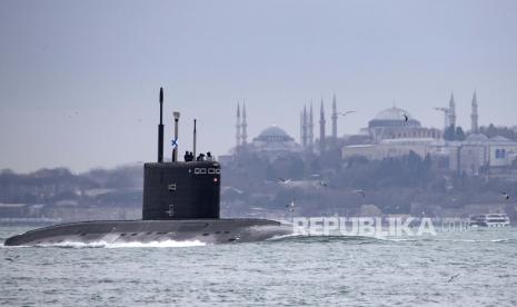 Kapal selam diesel-listrik Angkatan Laut Rusia Rostov-on-Don berlayar ke arah Bosphorus saat Laut Hitam di depan Masjid Biru dan Masjid Hagia Sophia di Istanbul, Turki, 13 Februari 2022. Kapal Angkatan Laut Rusia transit di Laut Hitam untuk latihan besar-besaran di tengah ketegangan antara Rusia dan Ukraina.