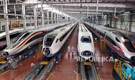 Foto dari udara yang diabadikan pada 4 Januari 2023 ini menunjukkan sejumlah kereta peluru di garasi CRRC Qingdao Sifang Co., Ltd. di Qingdao, Provinsi Shandong, China timur. Sebanyak 4.100 kilometer jalur kereta api baru telah dioperasikan di seluruh China pada tahun 2022.