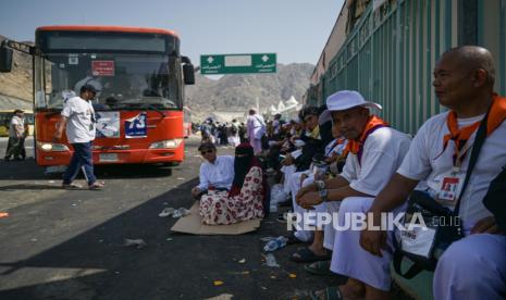 Jamaah haji Indonesia menunggu bus untuk kembali ke hotel di Mina, Makkah, Arab Saudi, Selasa (18/6/2024). Jamaah Indonesia yang mengambil nafar awal mulai didorong dari Mina menuju hotel di Makkah hingga sebelum matahari terbenam pada 12 Zulhijah atau 18 Juni 2024, sementara yang mengambil nafar tsani akan meninggalkan mina pada 13 Zulhijah atau 19 Juni 2024. 