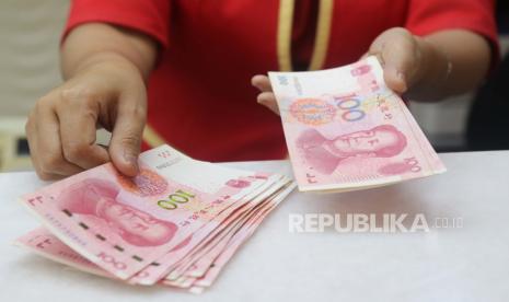  Seorang karyawan menghitung Yuan di money changer Ayu Masagung di Jakarta, Selasa (7/9/2021). China segera menggunakan yuan digital untuk merangsang konsumsi dalam ekonomi yang dilanda pandemi.