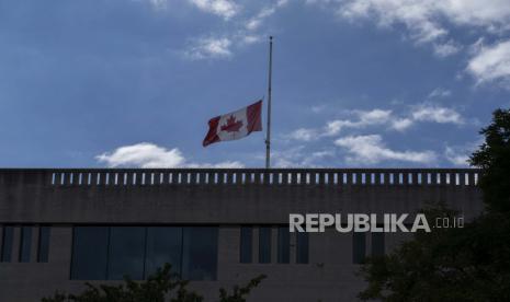 Bendera Kanada berkibar setengah tiang di atas Kedutaan Besar Kanada di Washington, Kamis, 8 September 2022, setelah Ratu Elizabeth II, raja terlama yang memerintah Inggris dan batu stabilitas di sebagian besar abad yang bergejolak, meninggal Kamis setelah 70 tahun di atas takhta. Dia berusia 96 tahun.