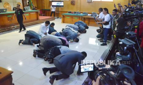 Kuasa hukum Pegi Setiawan melakukan sujud syukur usai Praperadilan Pegi Setiawan di Pengadilan Negeri Bandung, Jalan LRE Martadinata, Kota Bandung, Senin (8/7). Dalam sidang tersebut hakim tunggal Eman Sulaeman memutuskan penetapan tersangka terhadap pemohon berdasarkan surat ketetapan atas nama Pegi Setiawan dinyatakan tidak sah dan batal demi hukum.