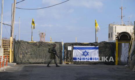  Seorang tentara Israel bekerja di perbatasan Israel dengan Lebanon di Rosh Hanikra, Israel, Jumat, 14 Oktober 2022. 