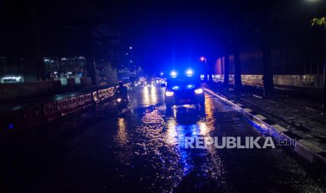 Petugas gabungan melakukan patroli pengamanan pembatasan sosial berskala besar (PSBB) di kawasan Senopati, Jakarta Selatan, Jumat (10/4). Petugas Gabungan dari Satpol PP, DIshub, TNI, dan Polri menindak sejumlah tempat makan yang masih menyediakan layanan makan di tempat serta perkumpulan, serta menghimbau warga untuk menggunakan masker guna mengantisipasi penyebaran COVID-19