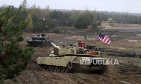  (FILE) - Tentara Inggris dengan tank tempur Challenger (kiri) dan tentara AS dengan tank tempur  Abrams (kanan) ambil bagian dalam baku tembak antara negara-negara Enhanced Forward Presence pada latihan militer Iron Tomahawk di Pangkalan Militer Adazi, Latvia , 23 Oktober 2018 (diterbitkan kembali 25 Januari 2023). AS akan mengirim sekitar 31 tank M1 Abrams mereka ke Ukraina, Presiden AS Biden mengumumkan pada 25 Januari 2023. Pengumuman itu datang pada hari yang sama Jerman membuka jalan untuk pengiriman tank Leopard 2 buatan Jerman ke Ukraina. Sejumlah Negara Janjikan 321 Tank Berat untuk Ukraina