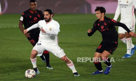 Gelandang Real Madrid Isco Alarcon (kiri) saat sedang mengontrol bola.