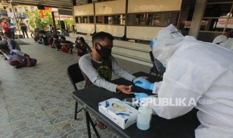 Petugas melakukan pemeriksaan cepat COVID-19 (Rapid Test). Bupati Sleman Sri Purnomo imbau warga yang sempat belanja di Indogrosir jangan resah. Ilustrasi.