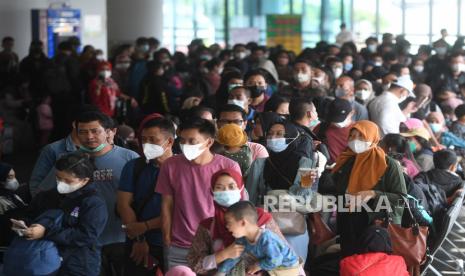 Sejumlah pemudik tanpa kendaraan bersiap menaiki kapal di Pelabuhan Merak, Banten.  Untuk mengantisipasi kepadatan penyeberangan lintas Bakauheni-Merak, PT ASDP Indonesia Ferry (Persero) meminta penumpang dapat mengatur waktu perjalanannya saat arus balik. Untuk mengantisipasi kepadatan, Kementerian Perhubungan membuka Pelabuhan Panjang, Lampung sebagai alternatif untuk penyeberangan kendaraan logistik dan penumpang pada arus balik lintas Bakauheni-Merak. 