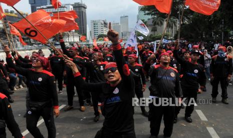 Sejumlah buruh mengikuti unjuk rasa di kawasan Patung Kuda, Jakarta, Kamis (24/10/2024). 