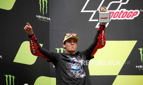 Spanish Moto3 rider Jeremy Alcoba, of Indonesian Racing Gresini team, wearing a t-shirt to pay tribute to the Swiss Jason Dupasquier, who passed away last week, as he celebrates his second position after the Moto3 race of the Motorcycling Grand Prix of Catalonia at the Barcelona-Catalunya circuit in Montmelo, near Barcelona, Spain, 06 June 2021.  