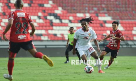 Pemain timnas Indonesia Ronaldo Kwateh (tengah)