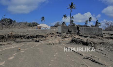  Foto selebaran tak bertanggal yang disediakan oleh Tonga Red Cross Society (TRCS) menunjukkan tempat penampungan sementara yang didirikan dengan bantuan tim Palang Merah di Kanokupolu, Tongatapu barat, Tonga (dikeluarkan 24 Januari 2022), setelah letusan Hunga Tonga-Hunga Ha di Tonga. Dua pesawat militer China akan mengirimkan pasokan bantuan bencana ke negara Pasifik Selatan, Tonga. 