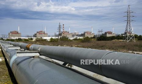 Pemandangan Pembangkit Listrik Tenaga Nuklir Zaporizhzhia, di Enerhodar, wilayah Zaporizhzhia, di wilayah di bawah kendali militer Rusia, Ukraina tenggara, pada 1 Mei 2022. Pembangkit yang telah dikelilingi oleh pasukan Rusia, kehilangan daya pada Rabu pagi, Oktober 12 Februari 2022, ketika rudal Rusia merusak gardu listrik yang jauh, meningkatkan risiko bencana radiasi, menurut operator pabrik.