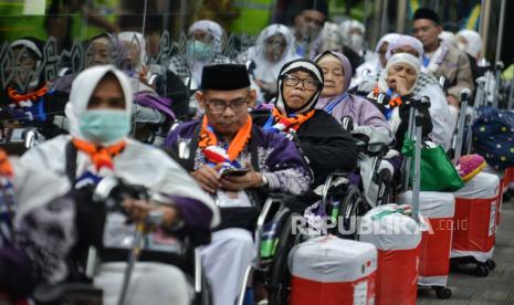 Calon jamaah haji kloter pertama bersiap menaiki pesawat sebelum berangkat ke Madinah di Bandara Soekarno Hatta, Tangerang, Banten, Ahad (12/5/2024).