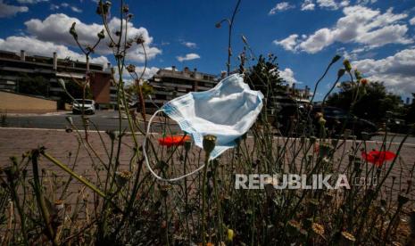 Masker wajah yang dibuang di jalan raya di Roma, Italia, (26/5). Menurut laporan media, ahli lingkungan memperingatkan bahwa masker dan sarung tangan sekali pakai yang digunakan untuk mencegah penyebaran penyakit coronavirus adalah polutan tambahan yang mengancam lingkungan