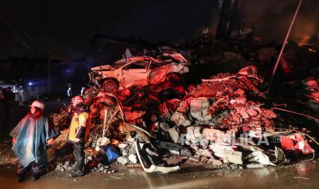 Personil darurat selama operasi pencarian dan penyelamatan di lokasi bangunan yang runtuh setelah gempa bumi di distrik Iskenderun Hatay, Turki, (06/02/2023). Dua gempa bumi melanda Turki selatan dekat perbatasan Suriah pada 06 Februari 2023. Ribuan orang tewas dan lebih dari tujuh ribu telah terluka di Turki, menurut AFAD, Kepresidenan Manajemen Bencana dan Darurat Turki.