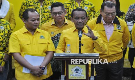 Ketua Umum Golkar Bahlil Lahadalia bersama Sekjen Golkar Muhammad Sarmuji (kiri) dan jajaran pengurus Golkar saat menyampaikan keterangan pers di Gedung DPP Partai Golkar, Jakarta, Kamis (7/11/2024).