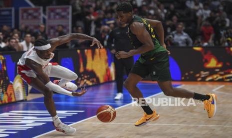 Pebasket Timnas Kanada Shai Gilgeous-Alexander (kiri) berusaha melempar bola ke arah rekannya dengan dibayangi pebasket Timnas basket Brasil Georginho de Paula (kanan) dalam pertandingan babak kedua fase Grup L FIBA World Cup 2023 di Indonesia Arena, Gelora Bung Karno, Senayan, Jakarta, Jumat (1/9/2023). Timnas basket Brasil kalahkan Timnas basket Kanada dengan skor akhir 69-65.  