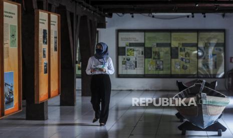 Pengunjung saat mengunjungi Museum Bahari, Jakarta. Museum Bahari menggelar Movie Screening Marathon pada malam Tahun Baru 2025.