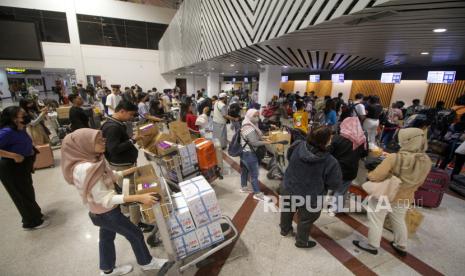 Calon penumpang pesawat antre di Bandara Internasional Juanda Surabaya, Sidoarjo, Jawa Timur. Puncak Arus Mudik di Bandara Juanda Diprediksi H-5 Lebaran.