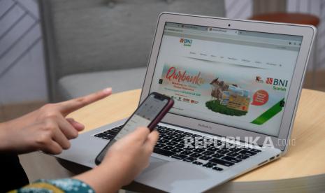 Nasabah melakukan transaksi di mobile banking. Digitalisasi keuangan syariah harus didorong di tengah perubahan sistem yang cepat.