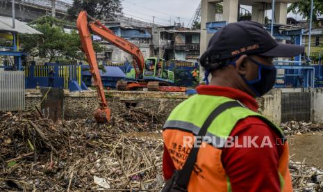 38 Truk Angkut Sampah dari Pintu Air Manggarai . Sejumlah alat berat membersihkan sampah di pintu air Manggarai, Jakarta, Selasa (22/9). Hujan yang mengguyur wilayah Jakarta dan sekitarnya pada Senin (21/9), menyebabkan debit air Sungai Ciliwung meningkat dan menghanyutkan sampah ke pintu air. Republika/Putra M. Akbar