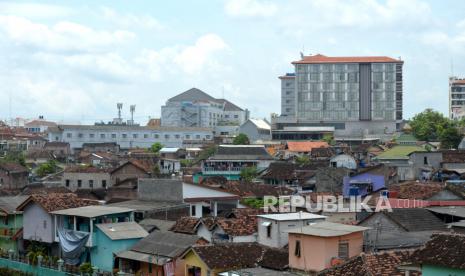 Permukiman padat penduduk di sekitar Sungai Code, Yogyakarta, Kamis (19/1/2023). Badan Pusat Statistik (BPS) mencatat bahwa Daerah Istimewa Yogyakarta (DIY) menjadi provinsi termiskin di Pulau Jawa Jawa per September 2022. BPS melaporkan persentase penduduk miskin di DIY per September mencapai 11,49 persen. Meski demikian, jumlah ini menurun jika dibandingkan pada Maret 2022 yakni 11,34 persen.