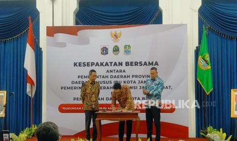 Penjabat (Pj) Gubernur DKI Jakarta Heru Budi Hartono melakukan penandatanganan MoU bersama Gubernur Jawa Barat (Jabar) M Ridwan Kamil dan Plt Wali Kota Bekasi Tri Adhianto terkait pembangunan MRT Jakarta fase 2 East-West di Gedung Sate, Kota Bandung, Jawa Barat pada Jumat (17/2/2023).