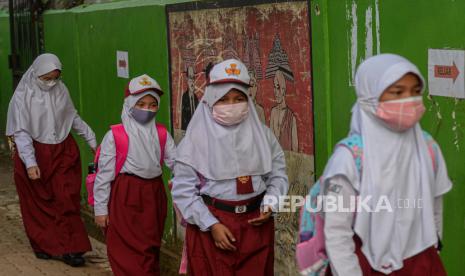 Pelajar mengikuti pembelajaran tatap muka di SDN Pondok Labu 14 Pagi, Jakarta Selatan, Senin (30/8). Sebanyak 610 sekolah di DKI Jakarta menggelar pembelajaran tatap muka secara terbatas dengan penerapan protokol kesehatan yang ketat. Republika/Thoudy Badai