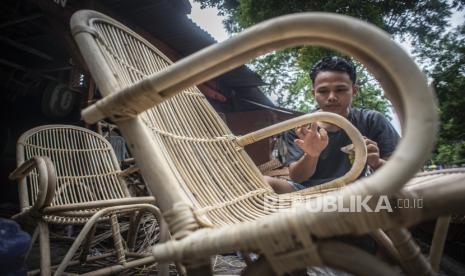 Pekerja memproduksi kursi berbahan rotan di kawasan Grogol, Jakarta, Ahad (29/11/2020). Lembaga Pembiayaan Ekspor Indonesia (LPEI) memberikan pembiayaan modal kerja melalui skema Penugasan Khusus Ekspor (PKE) senilai Rp 9,5 Miliar kepada empat pelaku UKM Berorientasi Ekspor (UMBE).