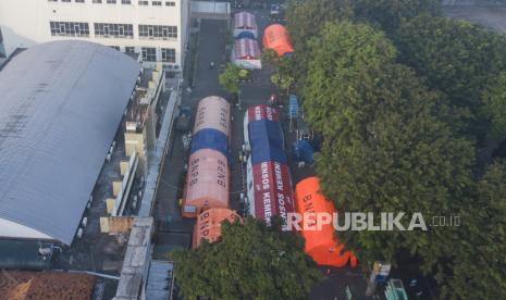 Foto udara sejumlah tenda darurat yang dijadikan ruang triase di halaman RSUD Bekasi, Jawa Barat, Selasa (20/7/2021). Pemerintah setempat akan membongkar tenda darurat karena penurunan pasien positif COVID-19 dan penambahan ruang perawatan di Rumah Sakit Darurat (RSD) Stadion Patriot Chandrabhaga yang dapat menampung 217 pasien bergejala ringan. 