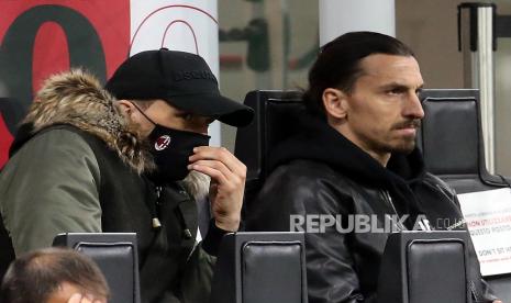 Pemain AC Milan Zlatan Ibrahimovic di tribun penonton pada pertandingan sepak bola Serie A Italia antara AC Milan dan SSC Napoli di stadion Giuseppe Meazza di Milan, Italia, 14 Maret 2021.