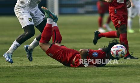 Pesepak bola Malut United FC Chino terjatuh saat berebut bola dengan pesepak bola Persebaya Surabaya G Costa dalam pertandingan Liga 1 di Stadion Madya, kompleks Gelora Bung Karno, Jakarta, Jumat (16/8/2024). Kedua tim bermain imbang dengan skor 0-0. 