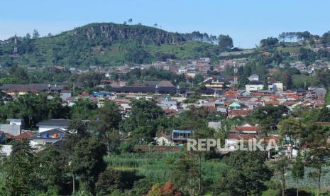 Gunung Batu Lembang salah satu bagian dari sesar atau patahan aktif yang muncul kepermukaan di Kecamatan Lembang, Kabupaten Barat, saat ini dipadati pemukiman, Rabu (6/5). Meski kawasan tersebut sudah ditetapkan sebagai zona terlarang untuk mendirikan bangunan, namun pembangunan pemukiman dan wisata masih terus berlangsung