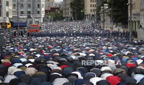 Umat Islam Rusia melaksanakan ibadah sholat Idul Adha hingga tumpah ruah ke jalan raya dekat Masjid Katedral Moscow, Rabu (28/6/2023). 