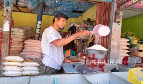 Pedagang beras di Pasar Baru Indramayu, Jawa Barat, Selasa (5/9/2023).