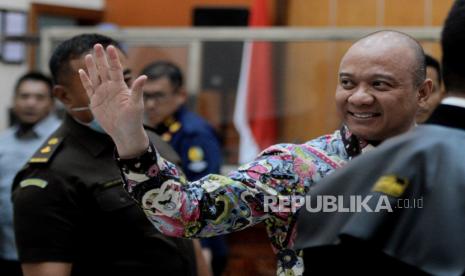 Mantan Kapolda Sumatra Barat Irjen Pol Teddy Minahasa melambaikan tangan usai menjalani sidang tuntutan di Pengadilan Negeri Jakarta Barat, Jakarta, Kamis (30/3/2023). Jaksa Penuntut Umum (JPU) menuntut Teddy Minahasa dengan hukuman mati terkait kasus memperjualbelikan barang bukti narkotika jenis sabu-sabu sitaan seberat lima kilogram.