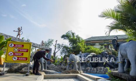 Pemerintah Kabupaten (Pemkab) Karawang, Jawa Barat, menegaskan seluruh tempat wisata ditutup selama Pemberlakuan Pembatasan Kegiatan Masyarakat (PPKM) Mikro. Selain itu, jam operasional tempat hiburan malam serta kafe dibatasi. (Foto ilustrasi wahana wisata Wonderland Adventure Waterpark di Karawang)