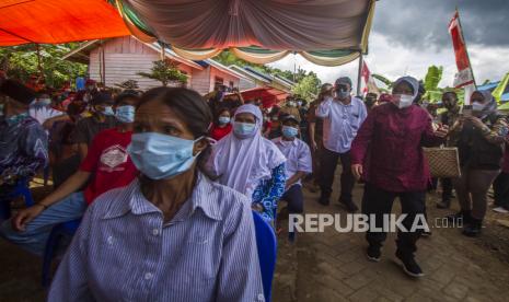 Menteri Sosial Tri Rismaharini (kanan) berjalan menuju acara persemian dan penyerahan bantuan sosial di perumahan Komunitas Adat Terpencil (KAT), Dusun Danau Canting, Kabupaten Hulu Sungai Tengah, Kalimantan Selatan, Selasa (14/9/2021). Dalam kunjungan kerja Menteri Sosial di Kalimantan Selatan selain menyerahkan bantuan sosial di pedalaman Pegunungan Meratus juga akan melakukan rangkaian kegiatan seperti Pemadanan Data Penerima Bantuan PKH dan BPNT, memberikan bantuan Asistensi Rehabilitasi Sosial (ATENSI) serta peninjauan lokasi banjir di Kabupaten Tanah Laut. 