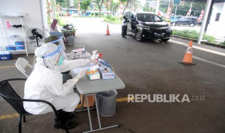 Tenaga kesehatan bersiap melakukan tes swab PCR kepada pasien melalui layanan tanpa turun dari kendaraan di Bumame Farmasi, Tajur, Kota Bogor. Anggota Komisi IX DPR Saleh Partaonan Daulay melihat mulai adanya keraguan masyarakat untuk tes PCR. Hal ini terjadi akibat adanya sejumlah kasus dugaan pemalsuan tes yang dilakukan oleh laboratorium-laboratorium tes.