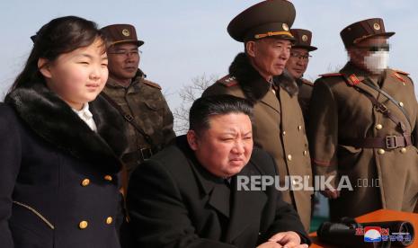  Sebuah foto yang dirilis oleh Kantor Berita Pusat Korea Utara (KCNA) resmi  Senin (20/3/2023) menunjukkan Presiden Korea Utara Kim Jong Un selama latihan taktis untuk meningkatkan pencegahan perang negara dan kemampuan serangan balik nuklir di lokasi yang dirahasiakan di Korea Utara 18-19 Maret 2023 .