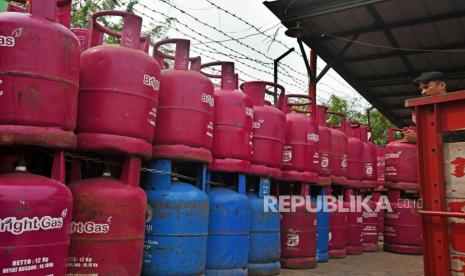 Pekerja merapikan tabung gas LPG nonsubsidi, (ilustrasi). Pertamina menggandeng outet modern sebagai penyalur resmi LPG nonsubsidi.